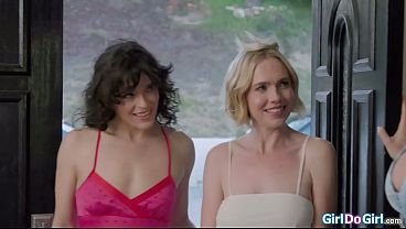 Blonde is handling a double anal fisting